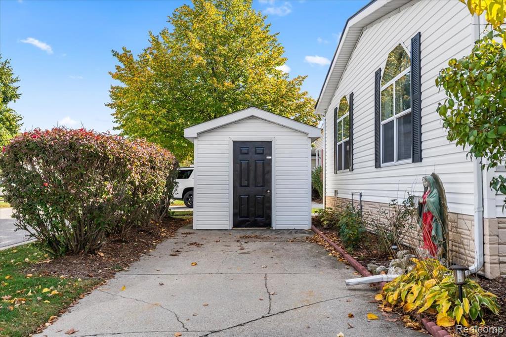 996 River Line Drive, Howell, MI 48843 — Photo 18