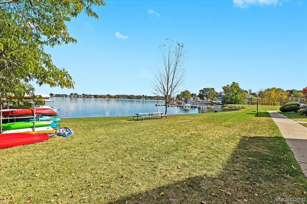 1611 Cass Lake Road, D, Keego Harbor, MI 48320 — Photo 2