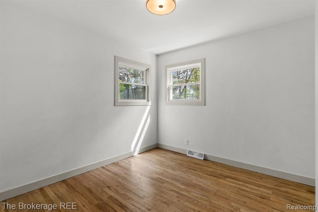 5857 BERKLEY Drive, Waterford, MI 48327 — Photo 18