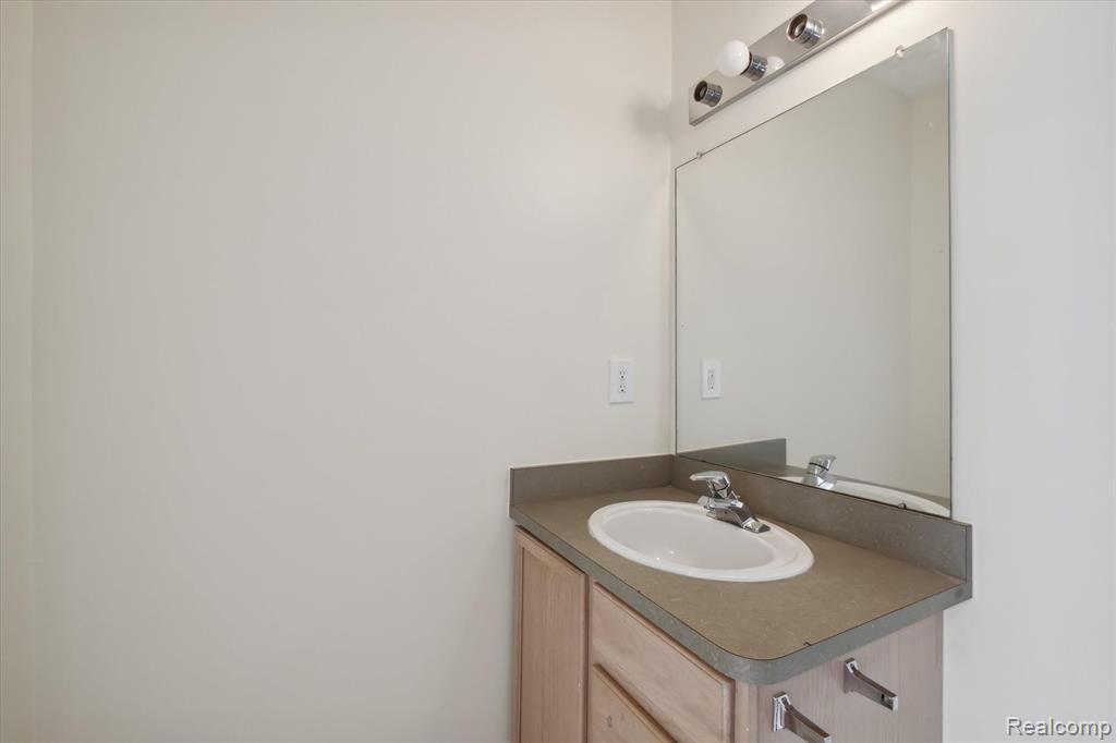 29399 GLEN OAKS Boulevard E, Farmington Hills, MI 48334 — Photo 19