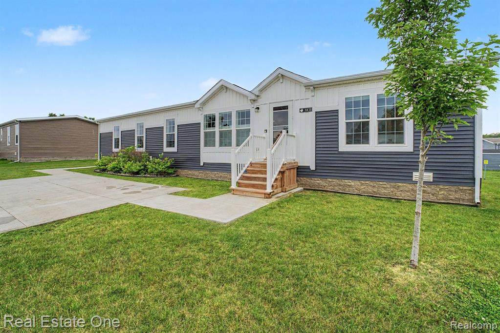 6435 Prince Blvd, Fenton, MI 48430 — front exterior