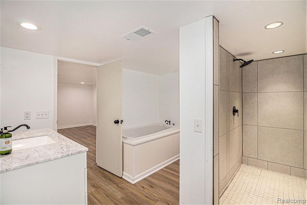 8767 FIELDCREST Drive, Brighton, MI 48116 — Photo 15