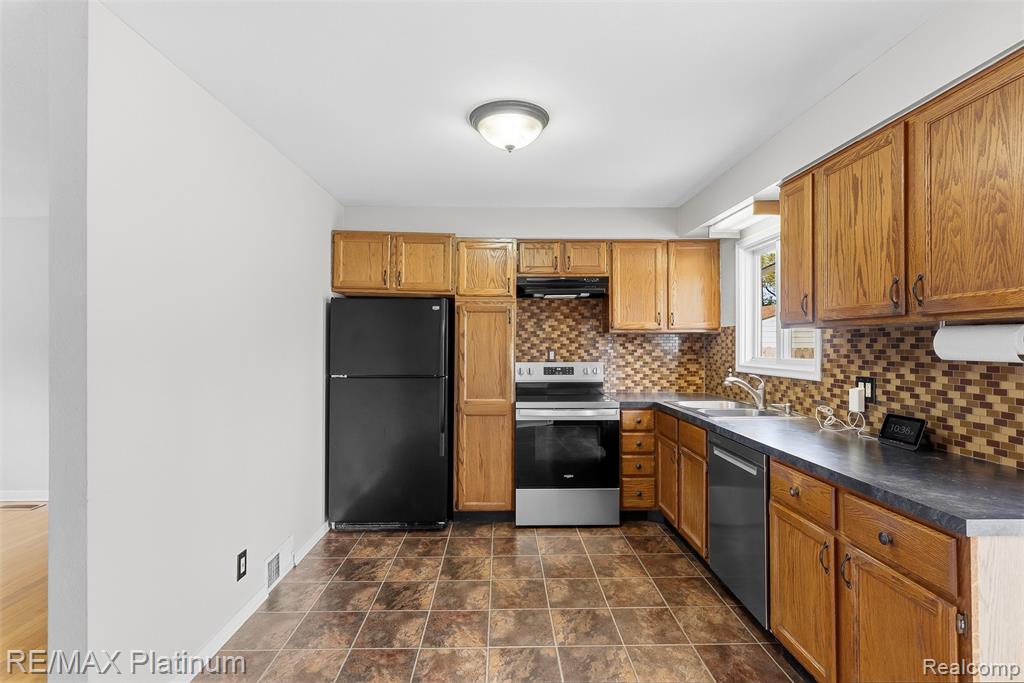 5354 Don Shenk Drive, Swartz Creek, MI 48473 — Photo 14