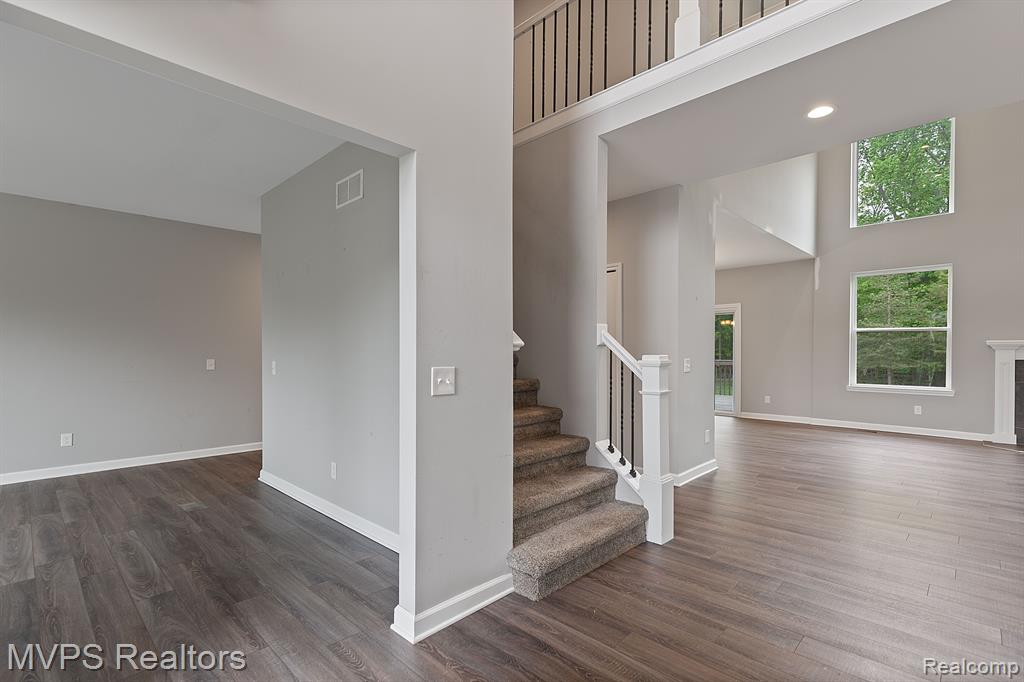 5325 SHOREWOOD Drive, Fort Gratiot, MI 48059 — Photo 4