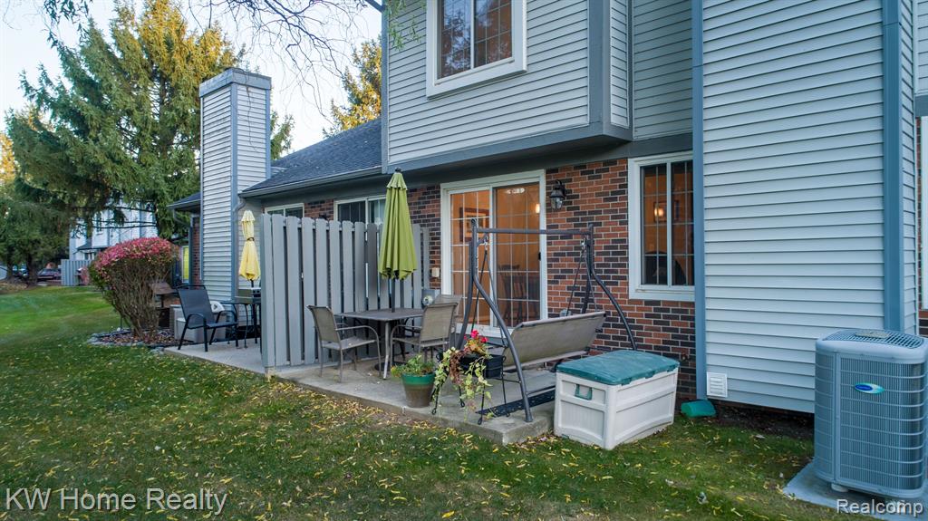 606 WINWOOD Circle, Walled Lake, MI 48390 — Photo 33