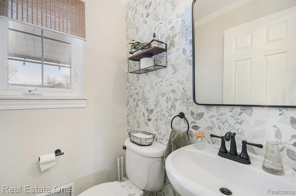 5395 English Drive, Troy, MI 48085 — Photo 11
