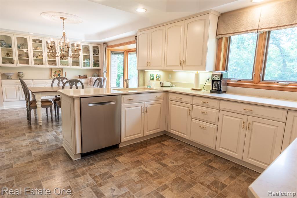 915 BRANTFORD Road, Rochester, MI 48306 — Photo 7