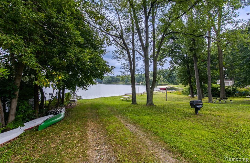 5914 Pleasant Drive, Waterford, MI 48329 — Photo 46
