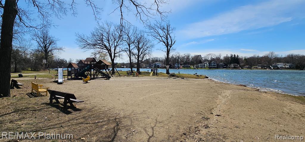 3960 S Bradmore Avenue N, West Bloomfield, MI 48324 — Photo 29