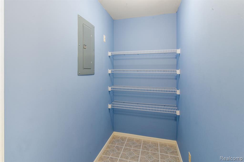 221 OAKBROOKE Drive, 5, South Lyon, MI 48178 — Photo 17