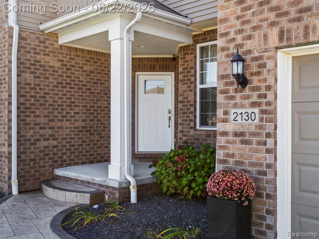 2130 Findley Circle, Lake Orion, MI — Photo 4