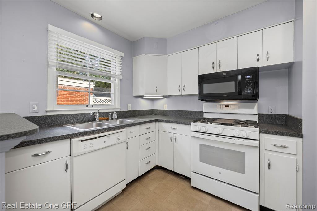 438 Colonial Court, Grosse Pointe Farms, MI 48236 — Photo 14