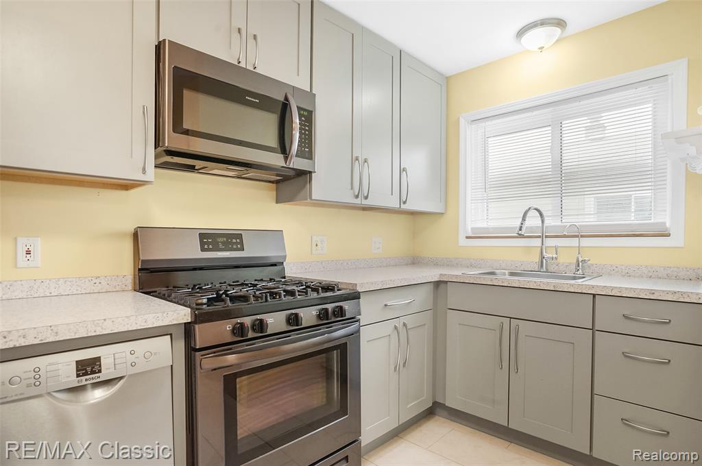7218 Sterling, Center Line, MI 48015 — Photo 4