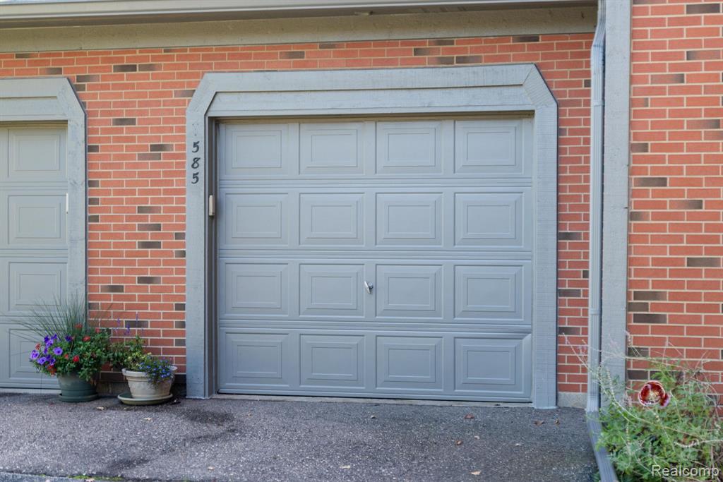 585 Winwood Circle, Walled Lake, MI 48390 — Photo 4