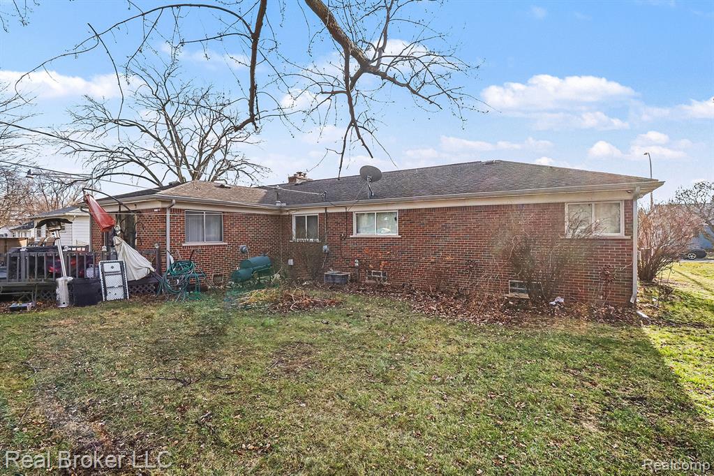19115 Old Homestead Drive, Harper Woods, MI 48225 — Photo 25