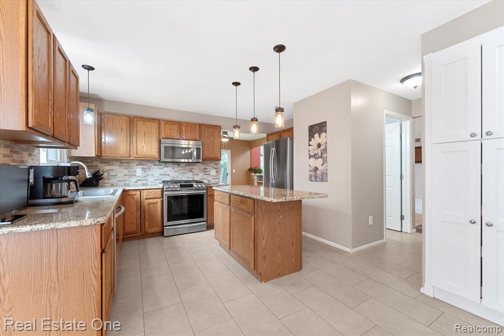 30026 Huron Meadows Drive, Rockwood, MI — Photo 13