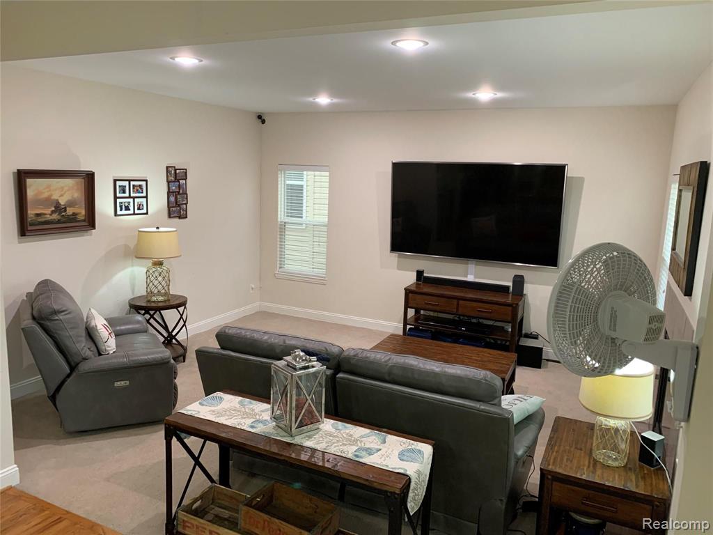 815 CALGARY Street, Auburn Hills, MI 48326 — Photo 19
