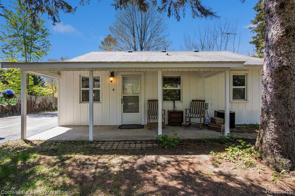 2574 S LAKE PLEASANT Road, Metamora, MI 48455 — front exterior