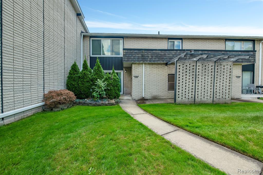 8232 KARAM Boulevard, 4, Warren, MI 48093 — Photo 2
