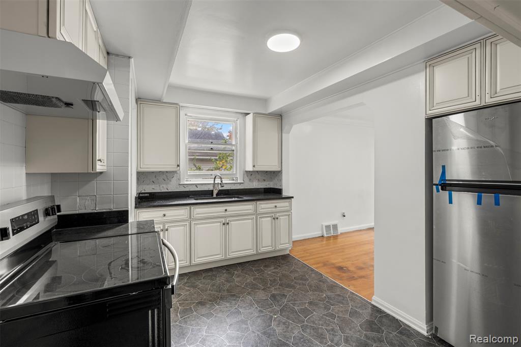 8038 Riverdale Street, Dearborn Heights, MI 48127 — Photo 11