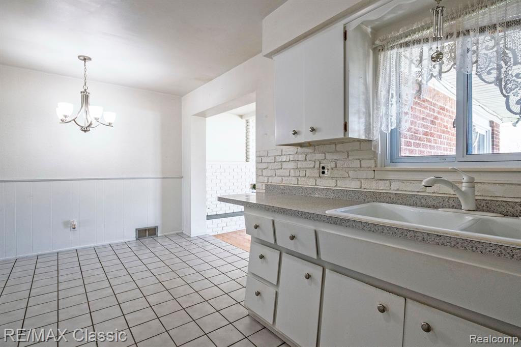 7349 IROQUOIS Street, Westland, MI — Photo 14