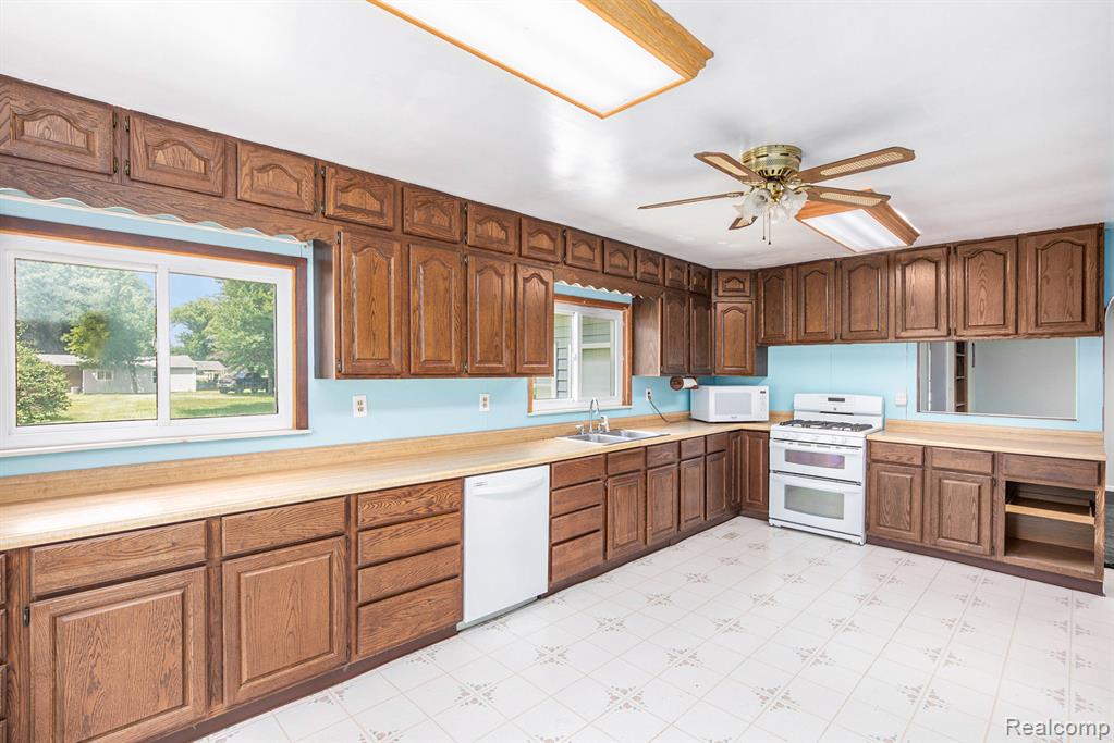 8233 N Genesee Road, Mount Morris, MI 48458 — Photo 9