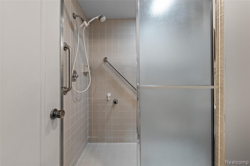 897 Augusta Drive, Rochester Hills, MI 48309 — Photo 35