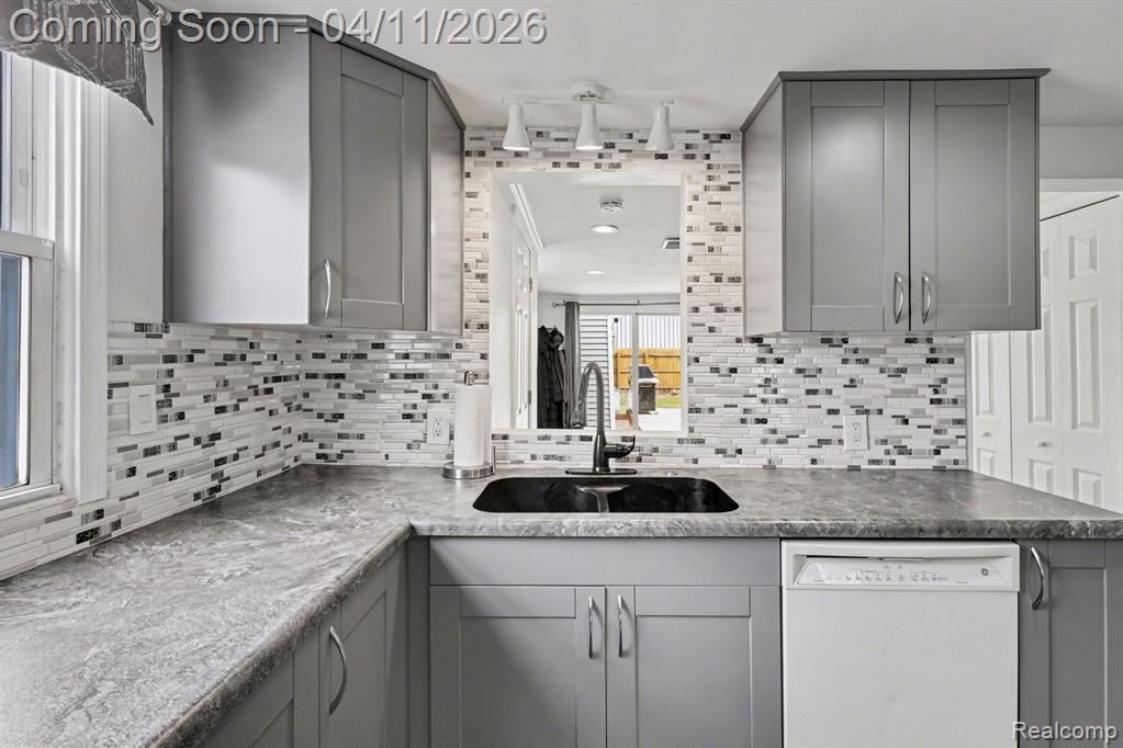 16485 Jennings Road, Fenton, MI 48430 — Photo 13