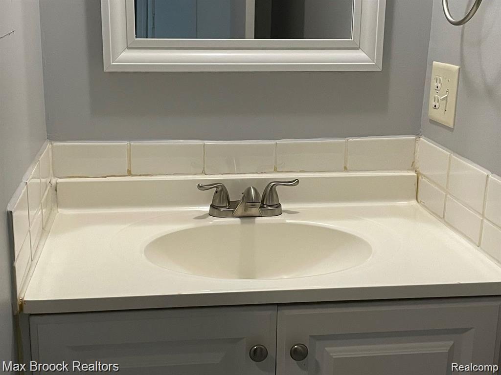 2806 ROUNDTREE Drive, Troy, MI 48083 — Photo 13