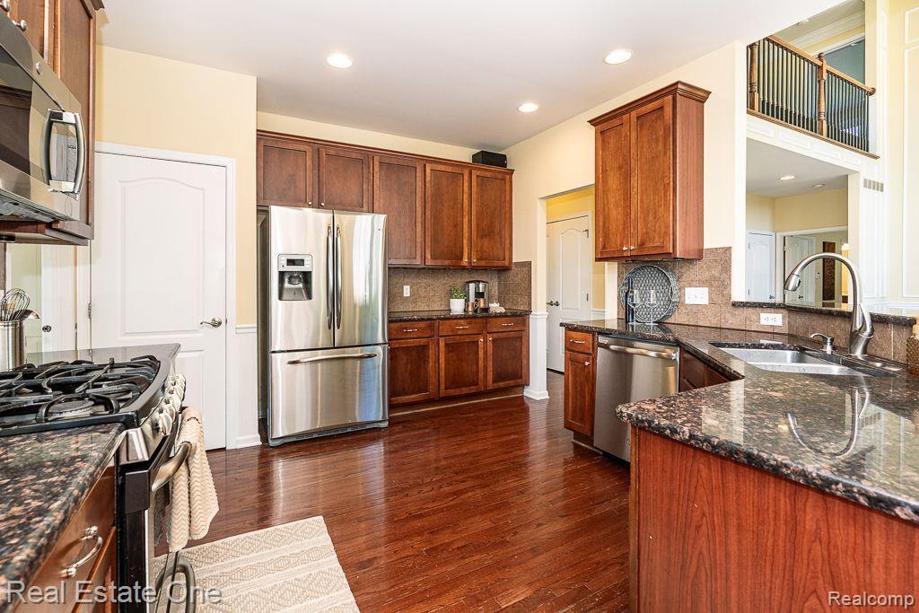 523 WYNSTONE Circle N, Oakland, MI — Photo 18
