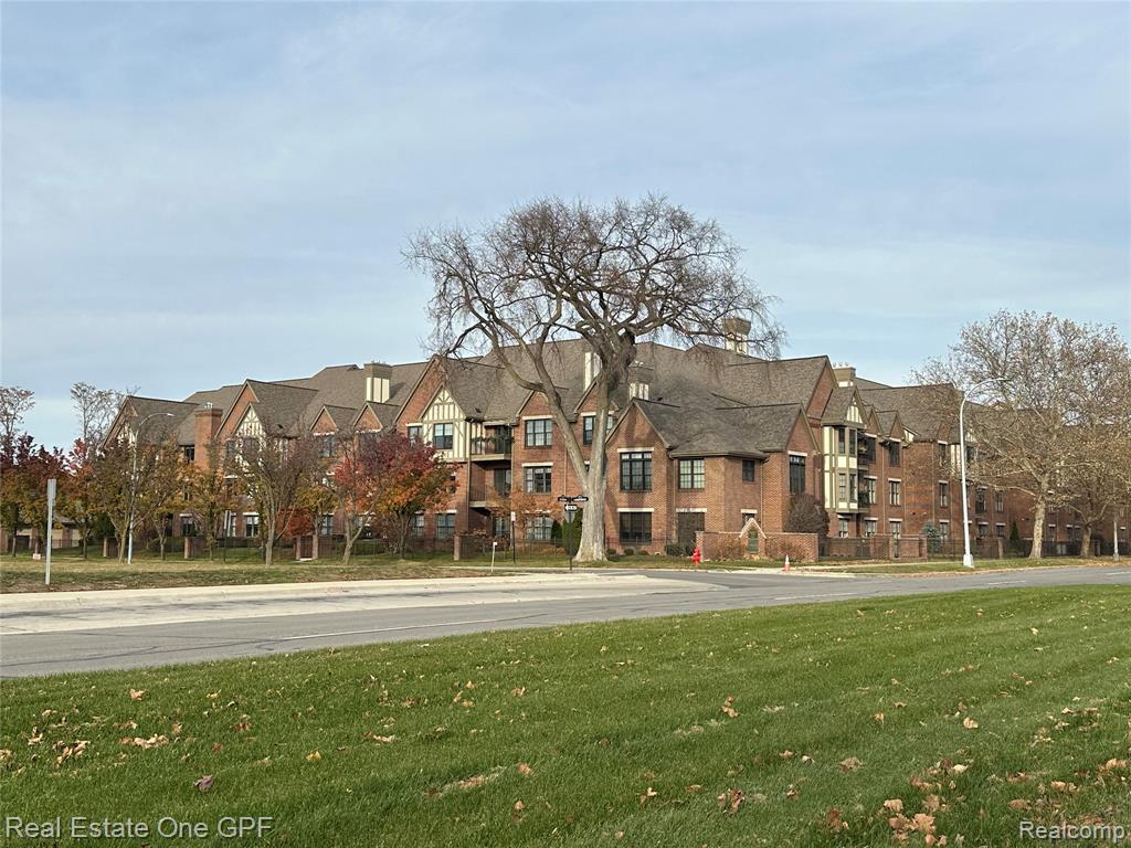 26 Pointe Park Place, 303, Grosse Pointe Park, MI 48230 — Photo 4