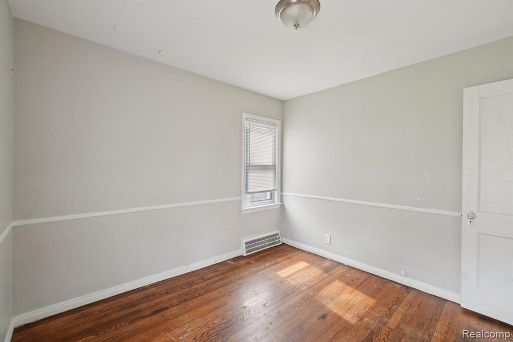 19717 Kenosha Street, Harper Woods, MI 48225 — Photo 20