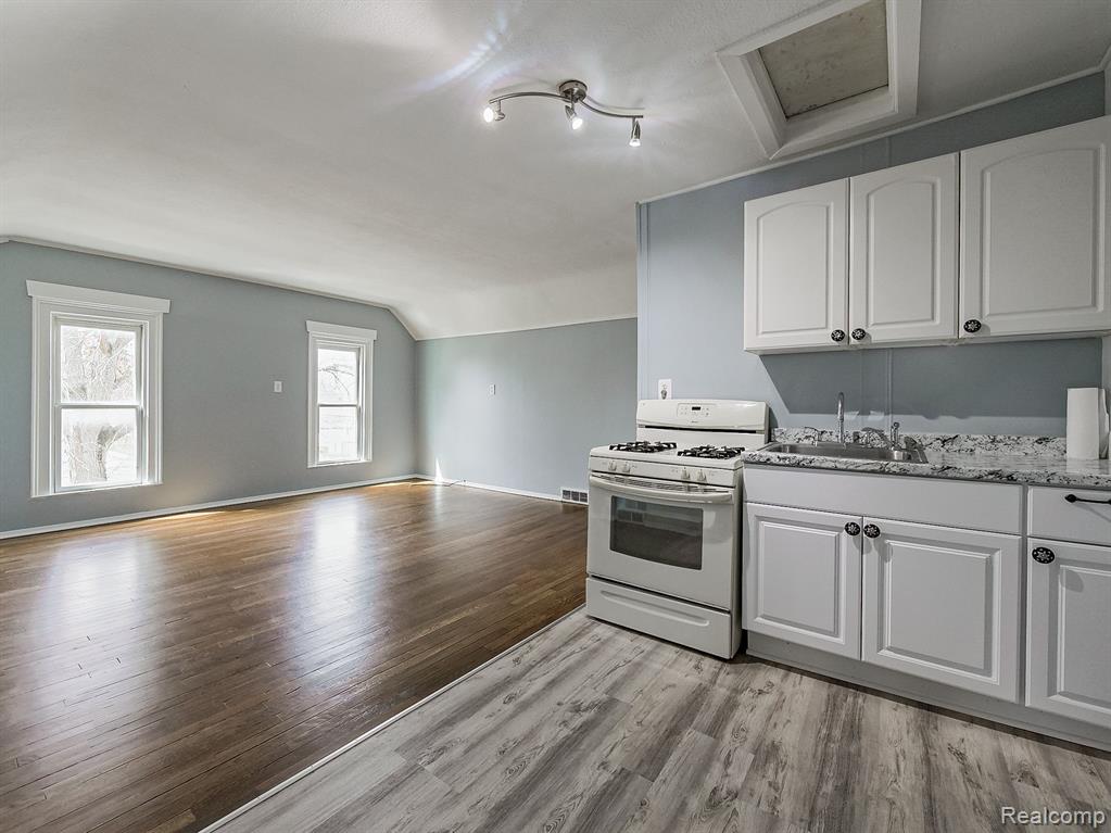 654 HICKORY unit 3 Street, Milford, MI 48381 — Photo 12