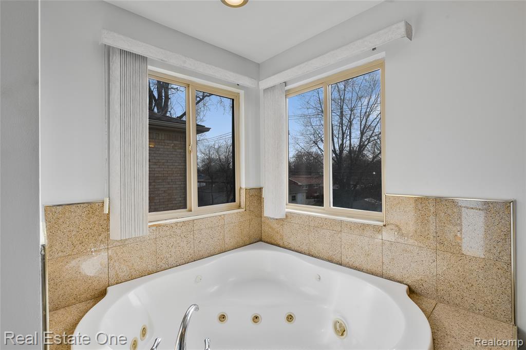 6067 N Vernon Street, Dearborn Heights, MI 48127 — Photo 38
