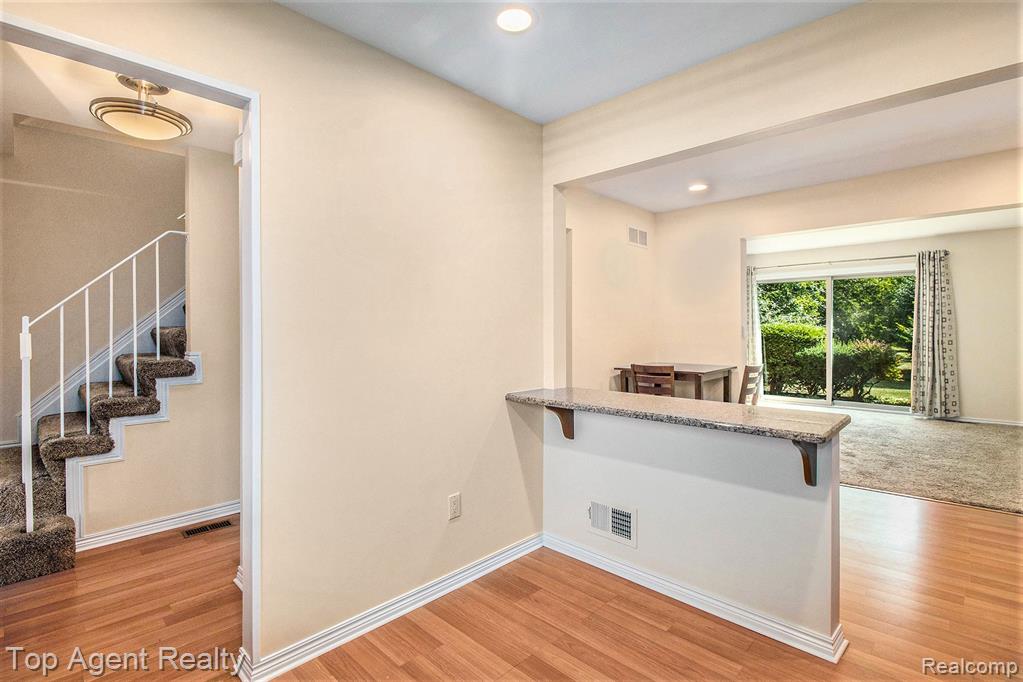 3990 Old Creek Road, Troy, MI 48084 — Photo 10