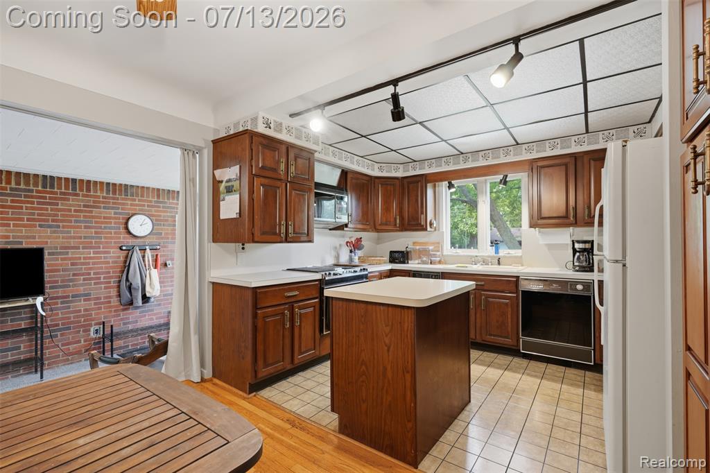 27704 California Drive NW, Lathrup Village, MI 48076 — Photo 12