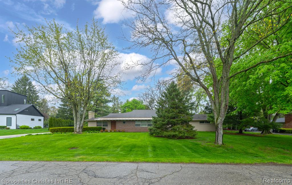 561 Yorkton Lane, Bloomfield Hills, MI 48304 — Photo 42