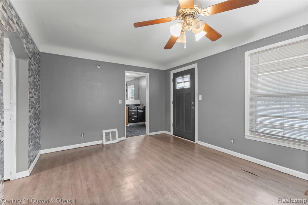 853 CLOVERLAWN Boulevard, Lincoln Park, MI 48146 — Photo 3