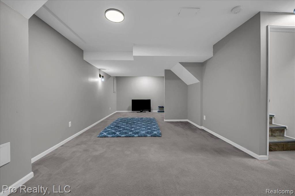 863 CALPERNIA, Wixom, MI 48393 — Photo 29