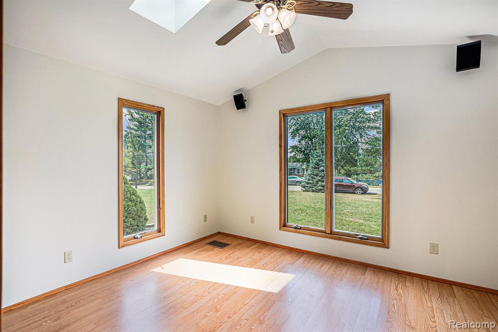 7630 Parkwood Drive, Fenton, MI 48430 — Photo 10
