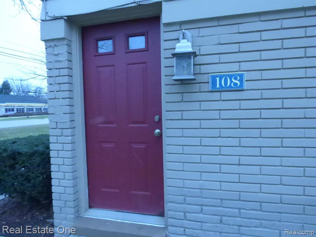 108 Princeton Drive, South Lyon, MI 48178 — Photo 2