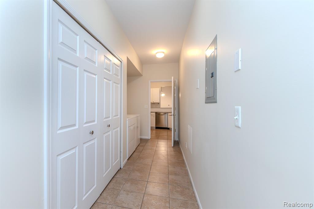 8106 CHESAPEAKE Circle, Walled Lake, MI 48390 — Photo 23