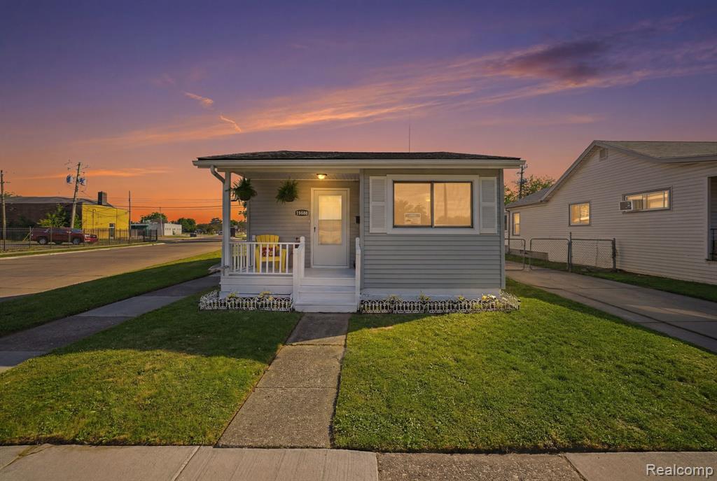 14890 Collinson Avenue, Eastpointe, MI 48021