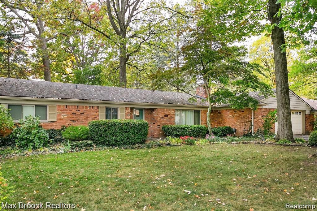 1386 Avondale Street, Sylvan Lake, MI 48320 — front exterior