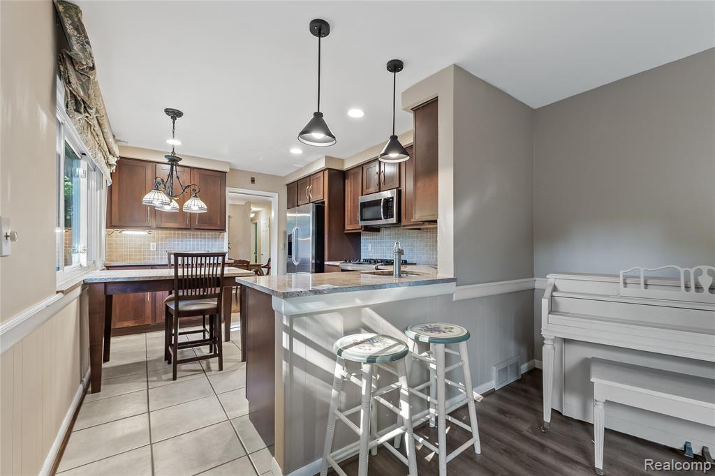 23270 Fleming Drive, Farmington, MI 48335 — Photo 11