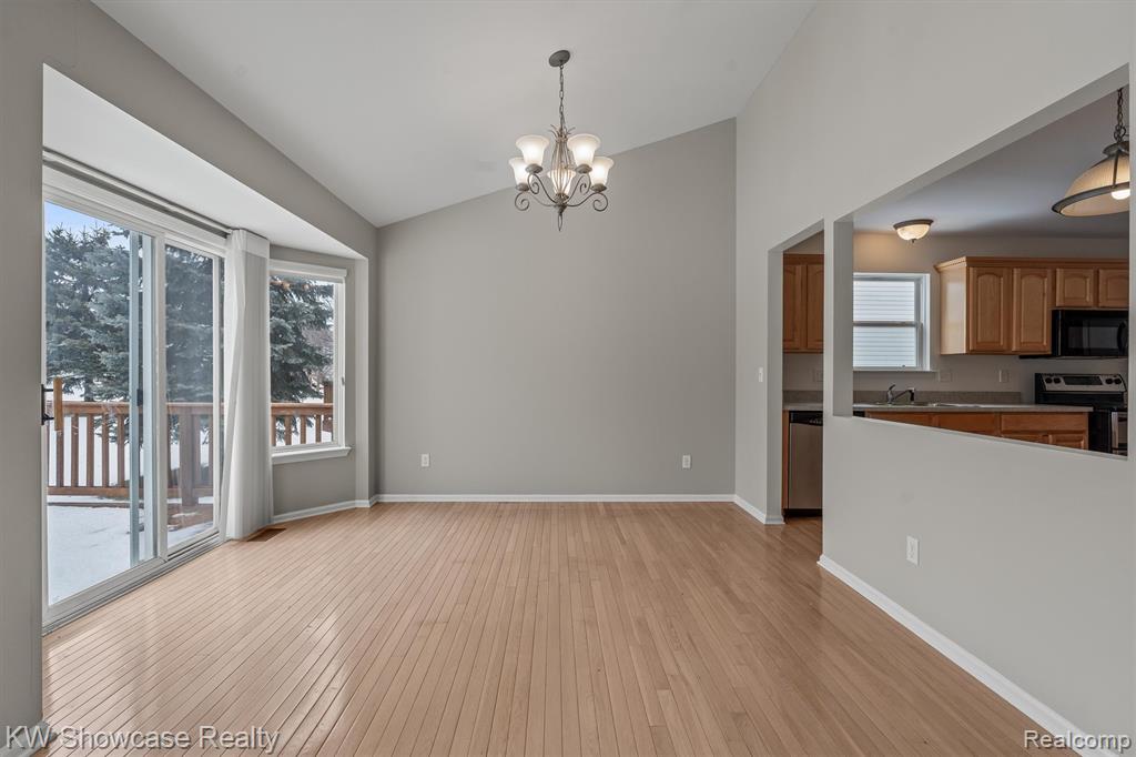 462 Woodhaven Drive, Commerce Twp, MI 48390 — Photo 8