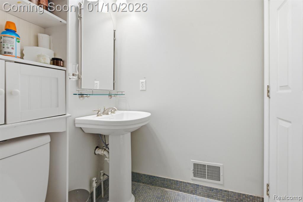 484 Waterbury Court, Belleville, MI 48111 — Photo 20