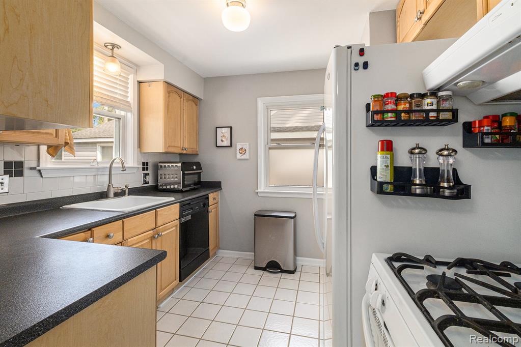 915 N Altadena Avenue, Royal Oak, MI 48067 — Photo 9