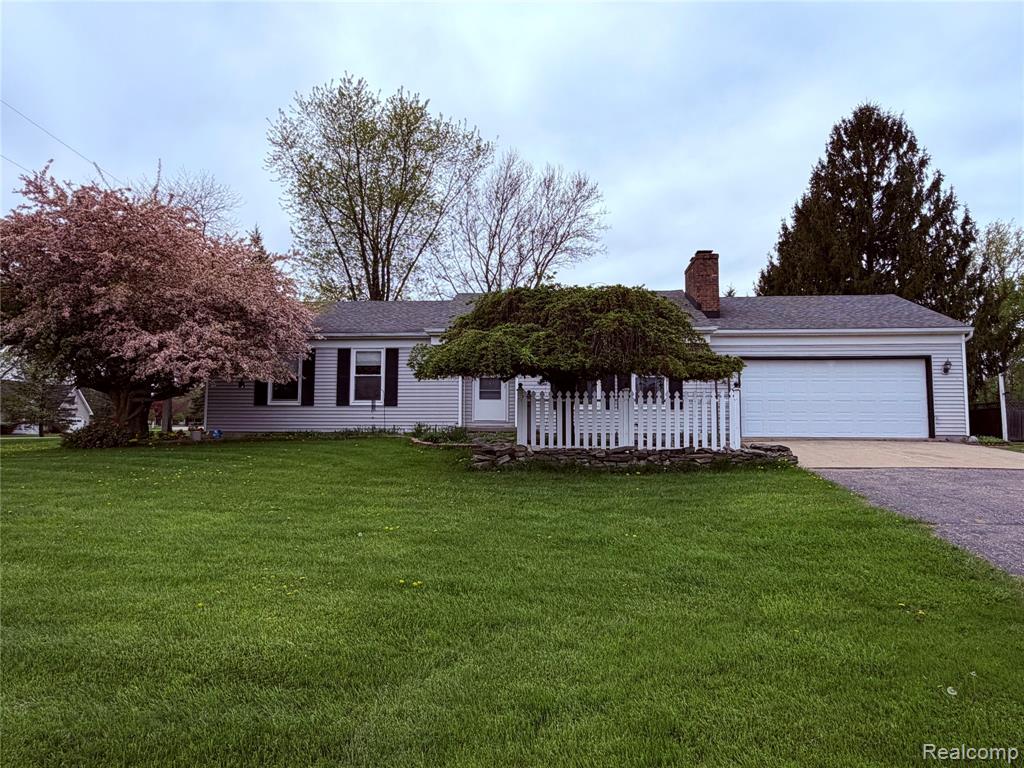 1055 W Northwood Drive, Caro, MI 48723 — front exterior
