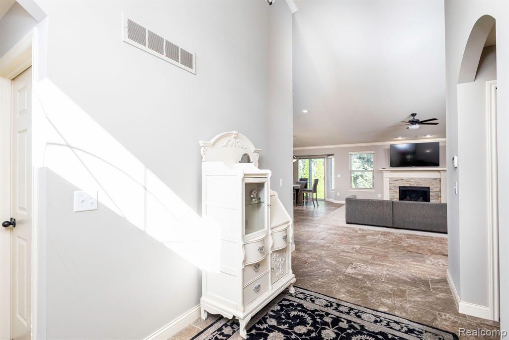 5687 GREGORY Drive, Utica, MI 48317 — Photo 6